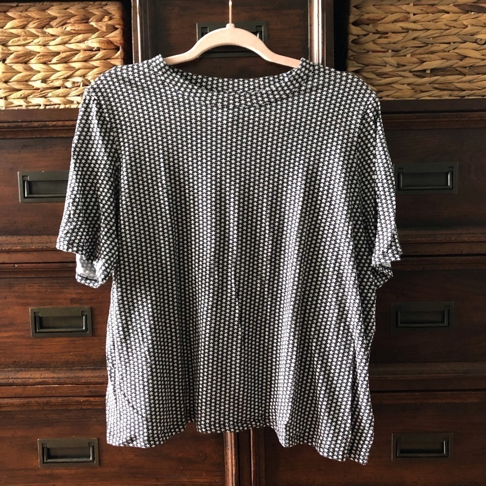 PopSugar black short sleeve tee with star pattern in size XXL
